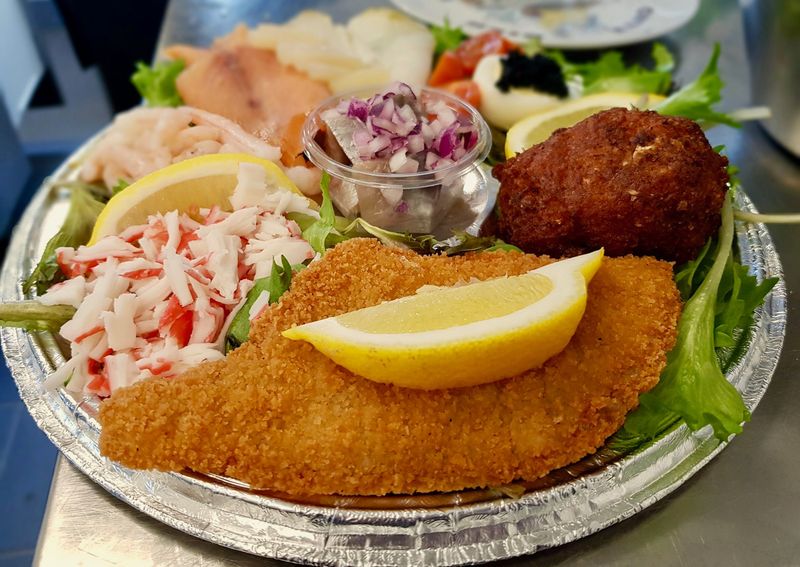 Fiskeplatte med fiskefilet, fiskefrikadelle, salater og citron