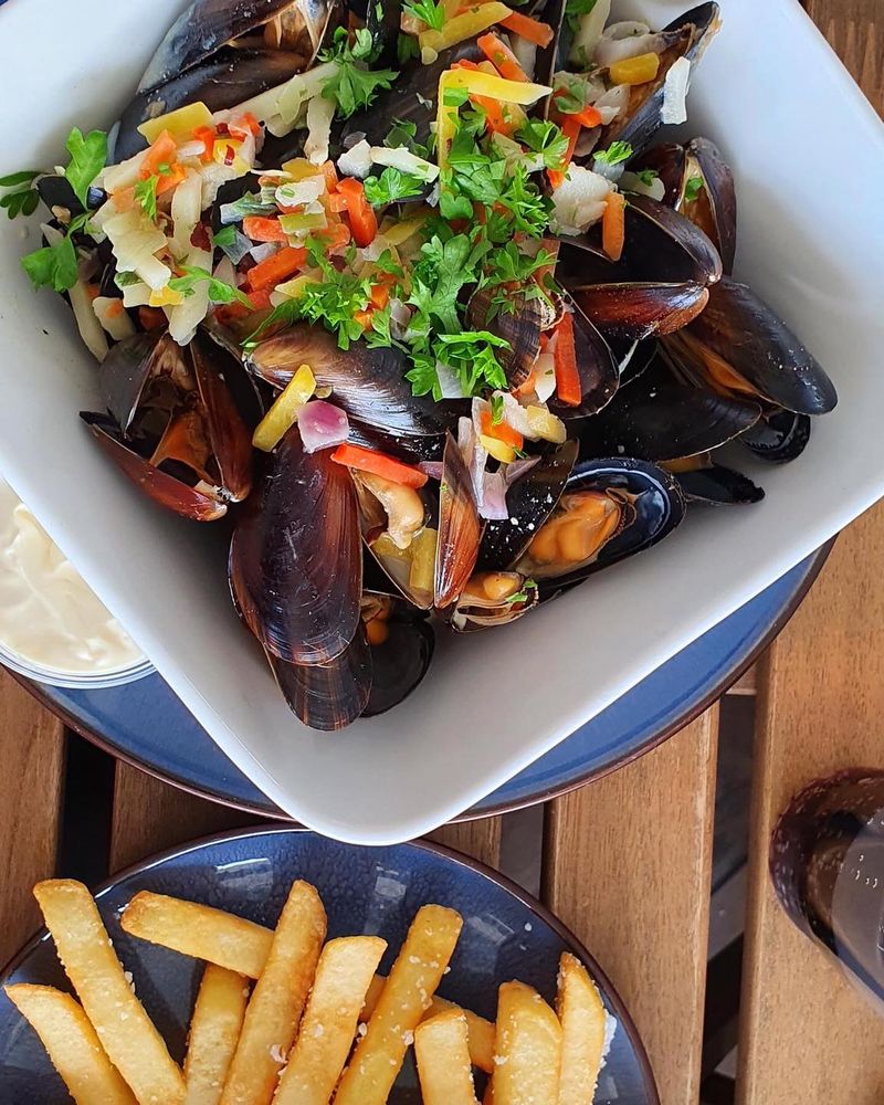Moules frites: muslinger med grøntsager og pommes frites