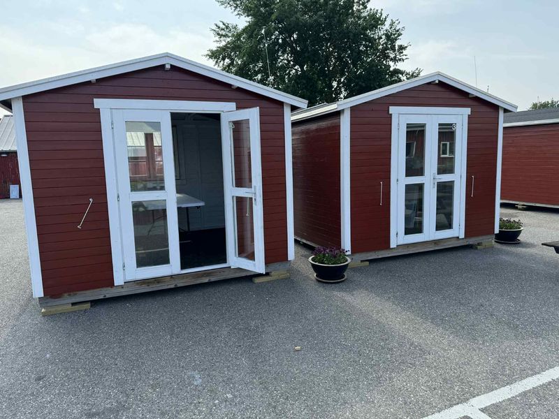 To røde salgshytter på Skælskør Havn